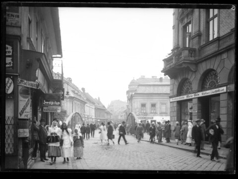 Perspektywa ul. Jagiellońskiej (dziś 11 listopada) w kierunku mostu nad rzeką Białą, 1927 r.