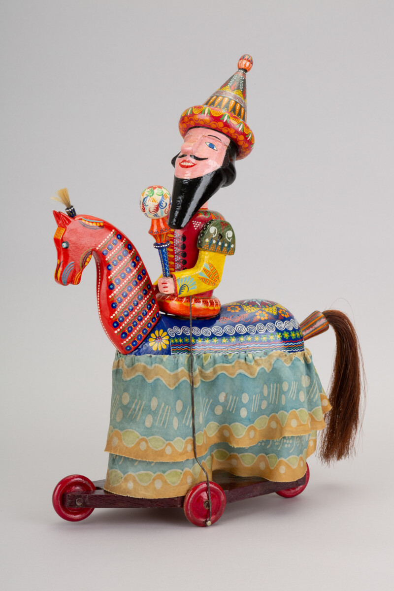 02_lajkonik-57796mek Lajkonik, Józefa Kogut, Warsztaty Krakowskie, drewni polichromowane, batikowana tkanina jedwabna, włosie, lata 20. XX w.