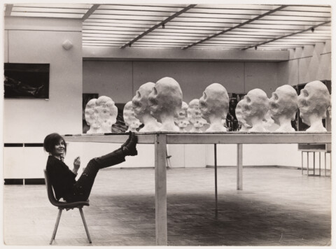 Wanda Czełkowska i instalacja jej autorstwa pt. "Stół". Pawilon Wystawowy BWA, Kraków 1971 r.