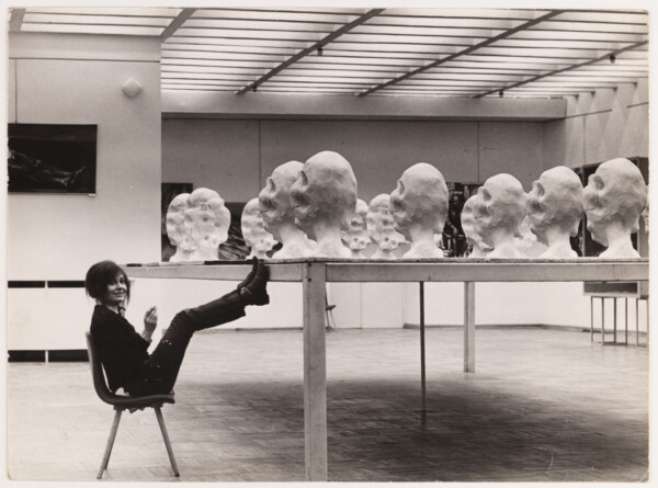 Wanda Czełkowska i instalacja jej autorstwa pt. "St&oacute;ł". Pawilon Wystawowy BWA, Krak&oacute;w 1971 r.