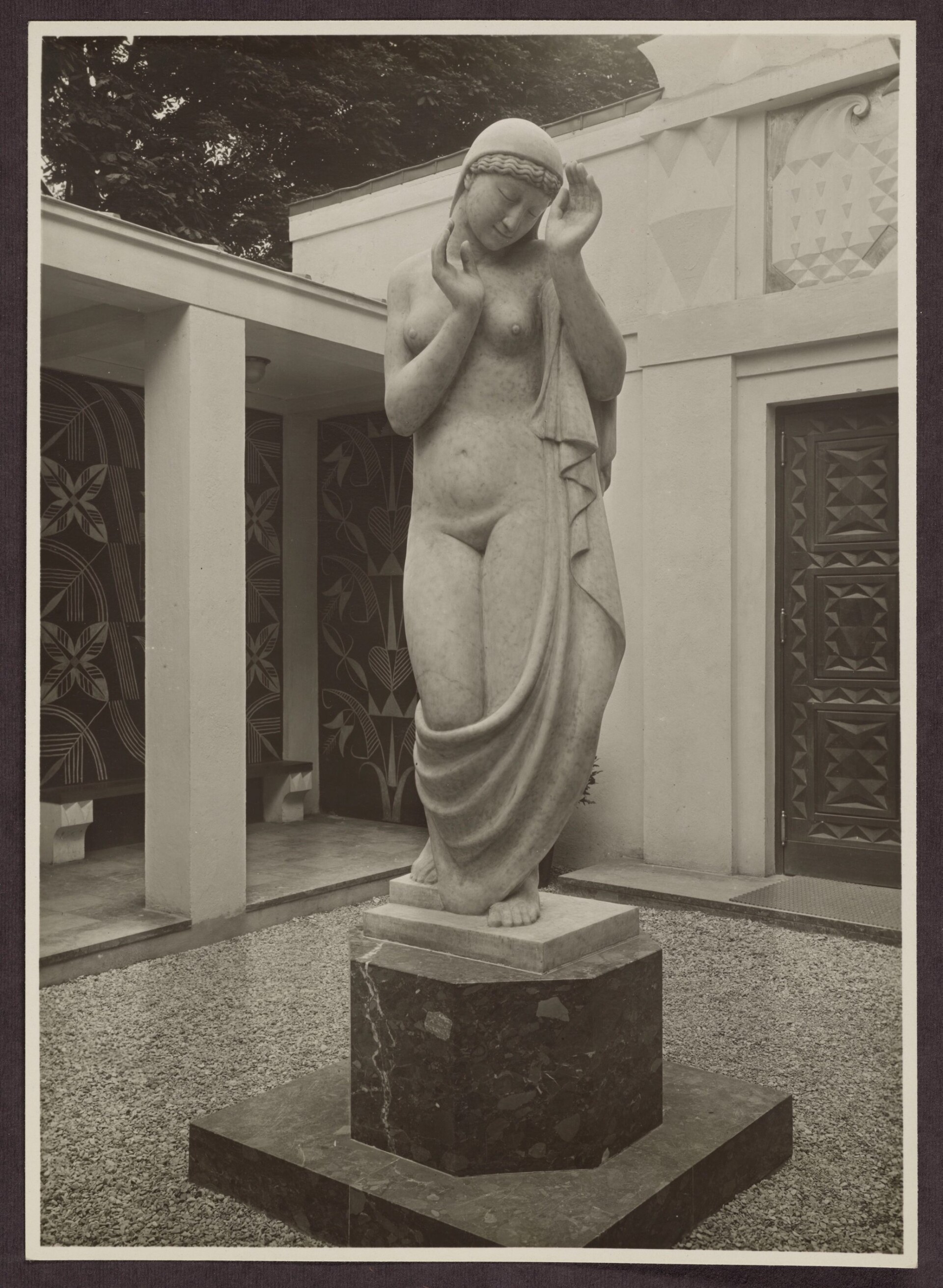 Rzeźba &bdquo;Rytm&rdquo; autorstwa Henryka Kuny w atrium Pawilonu Polskiego. Międzynarodowa Wystawa Sztuki Dekoracyjnej i Przemysłu Wsp&oacute;łczesnego w Paryżu, 1925 r.