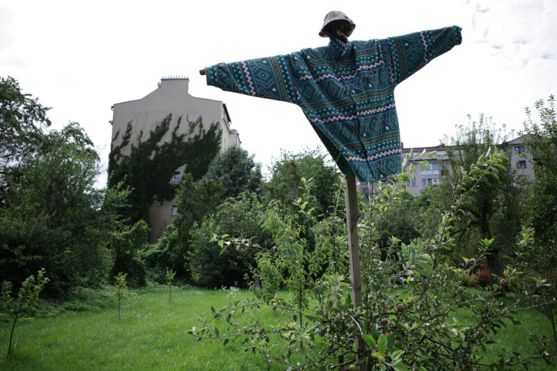 Ogród przy Klasztorze Bernrdynow na Stradomiu w Krakowie Strach na wróble w ogrodzie bernardynow to (9 hektarow pod samym Wawelm, za gmachem Papieskiej Akademii Teologicznej). Kraków, sierpień 2021 r.