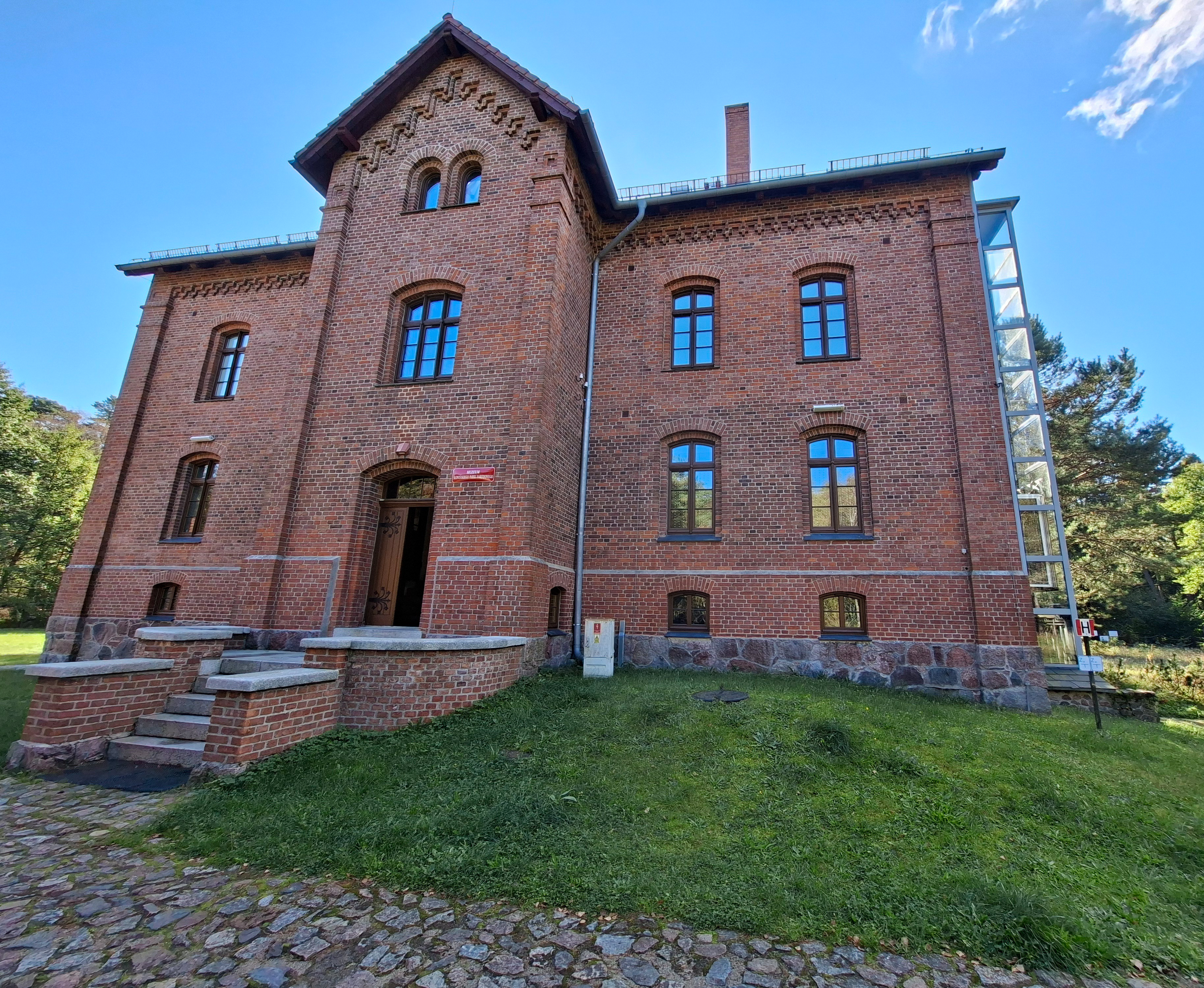 W cieniu latarń
