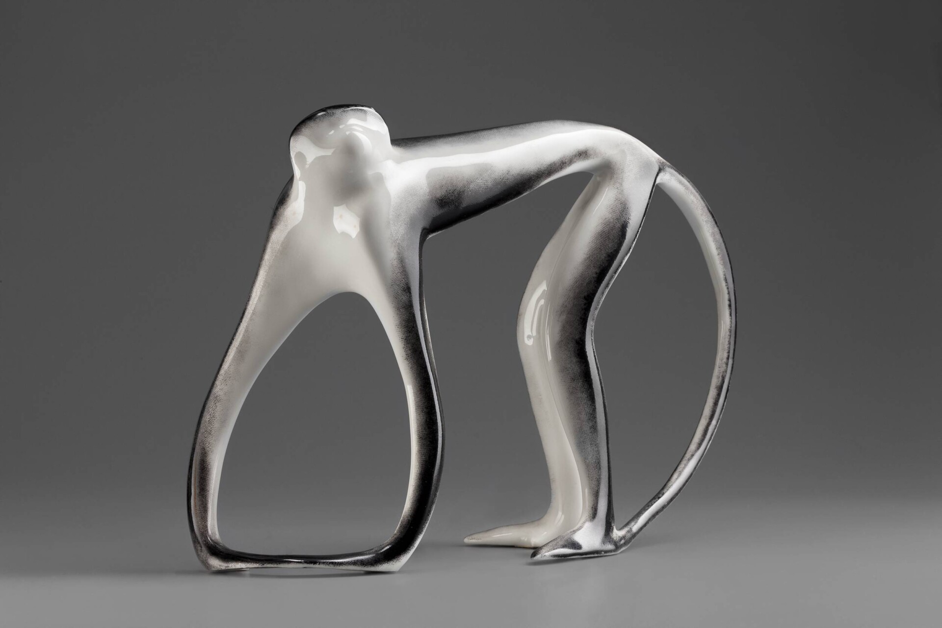 Hanna Orthwein, &bdquo;Gibon&rdquo;, 1958 r., porcelana szkliwiona, malowana (Muzeum Narodowe w Warszawie /&copy; Instytut Wzornictwa Przemysłowego)