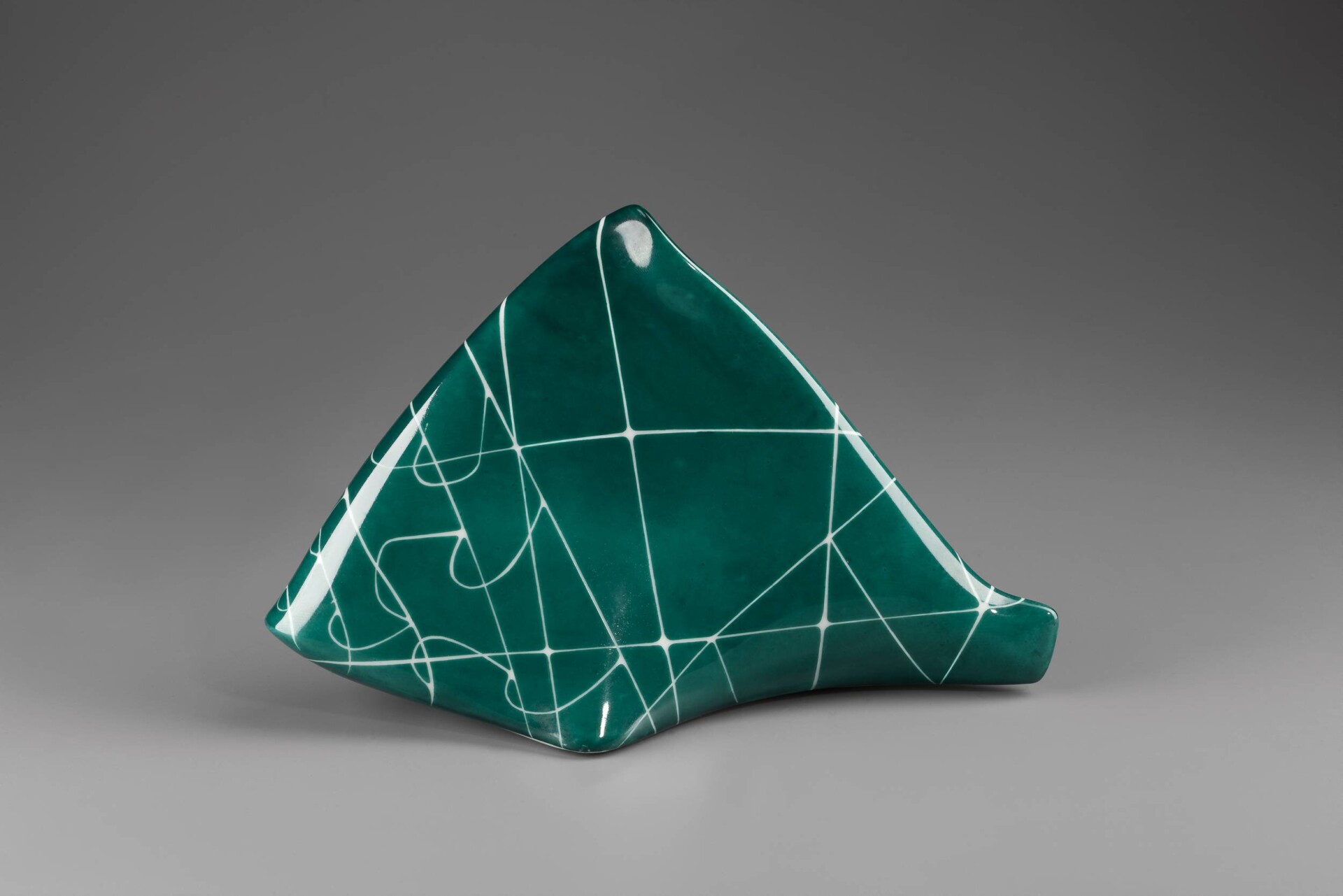 Henryk Jędrasiak &bdquo;Ryba&rdquo;, 1958 r., porcelana szkliwiona, malowana, (Muzeum Narodowe w Warszawie / &copy; Instytut Wzornictwa Przemysłowego)