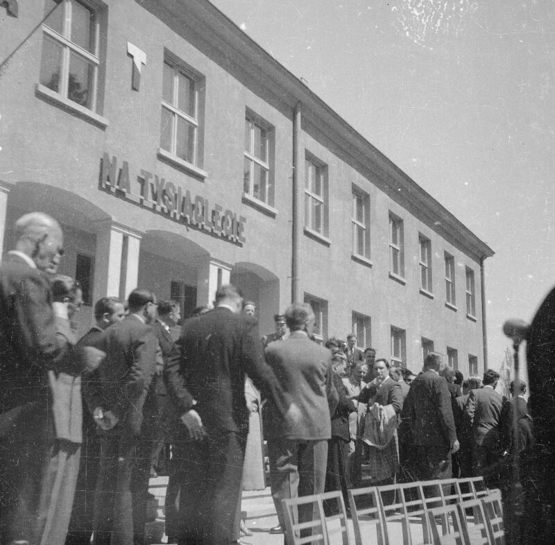 Tysiąc płaskich pomnik&oacute;w
