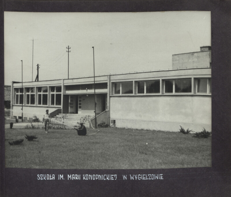 Tysiąc płaskich pomnik&oacute;w