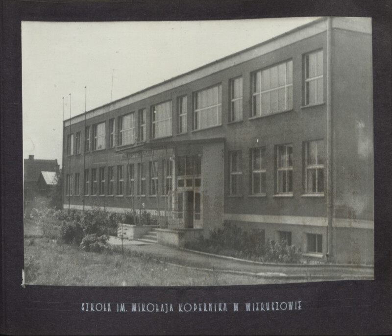 Tysiąc płaskich pomnik&oacute;w