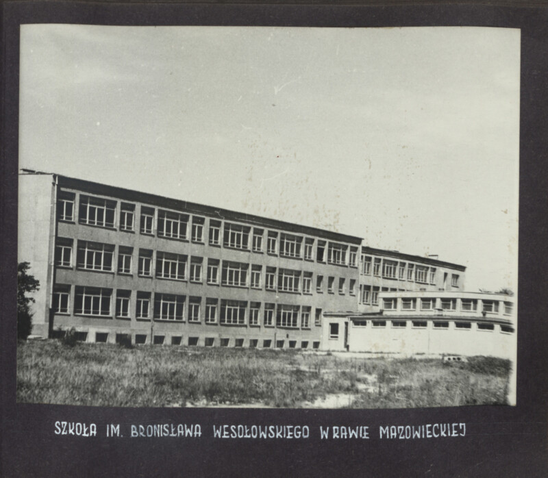 Tysiąc płaskich pomnik&oacute;w