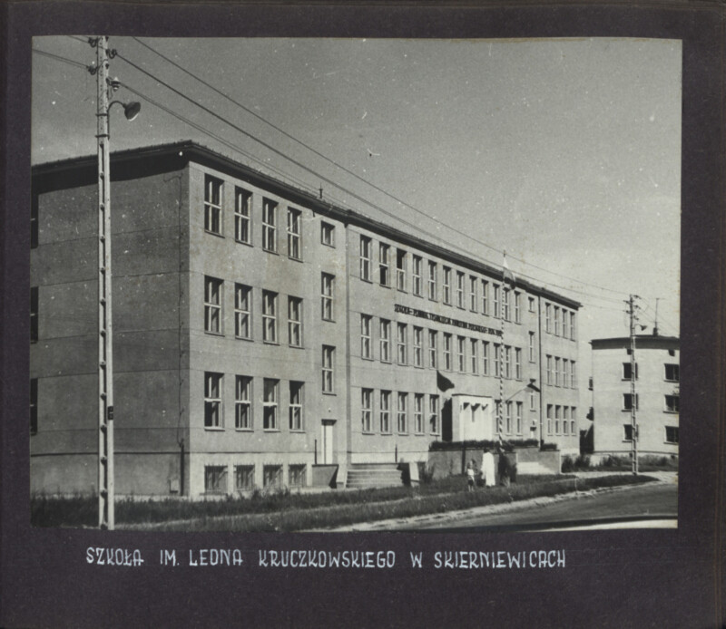Tysiąc płaskich pomnik&oacute;w