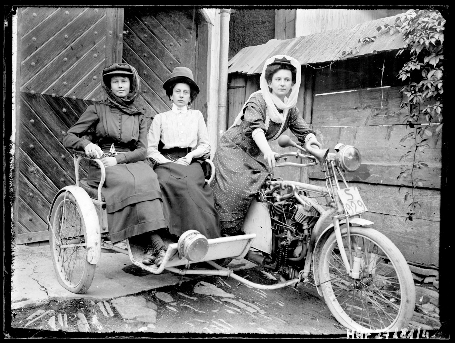 Siostry Zubrzyckie na motocyklu Triumph, 1910 r., na fotografii Klementyny Zubrzyckiej (ze zbior&oacute;w MuFo)