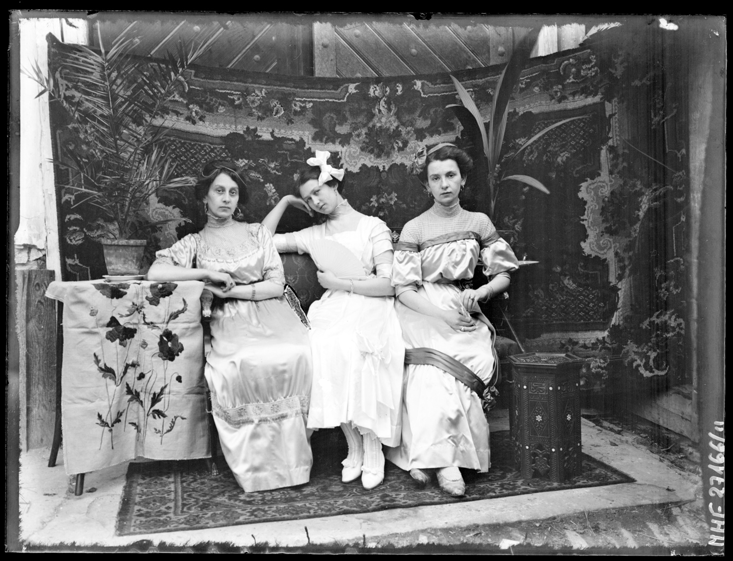 Siostry Zubrzyckie, ok. 1910 r., na fotografii Klementyny Zubrzyckiej (ze zbior&oacute;w MuFo)