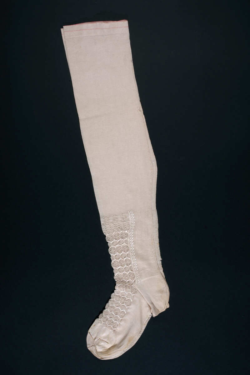 Pończochy, wytw&oacute;rnia nieznana, Europa, jedwab, technika maszynowa, dł. 57 cm, ok. poł. XIX w., Muzeum Narodowe w Warszawie