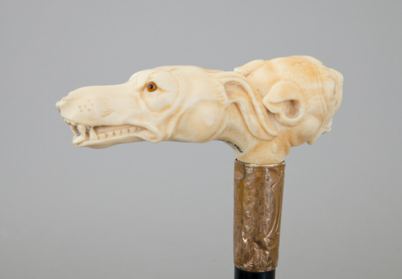 Laska, Londyn, kość słoniowa, drewno, mosiądz (blacha), rzeźbienie, złocenie, tłoczenie, wys. 4 cm (rączka), szer. 14,5 cm (rączka), gł. 5 cm (rączka), dł. 86 cm, ok. 1870 r., Muzeum Narodowe w Krakowie
