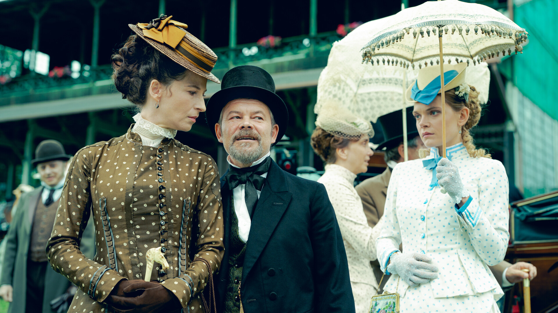 Julia Wyszyńska (Florentyna), Jacek Braciak (Tomasz Łęcki) i Sandra Drzymalska (Izabela Łęcka) w serialu &bdquo;Lalka&rdquo;