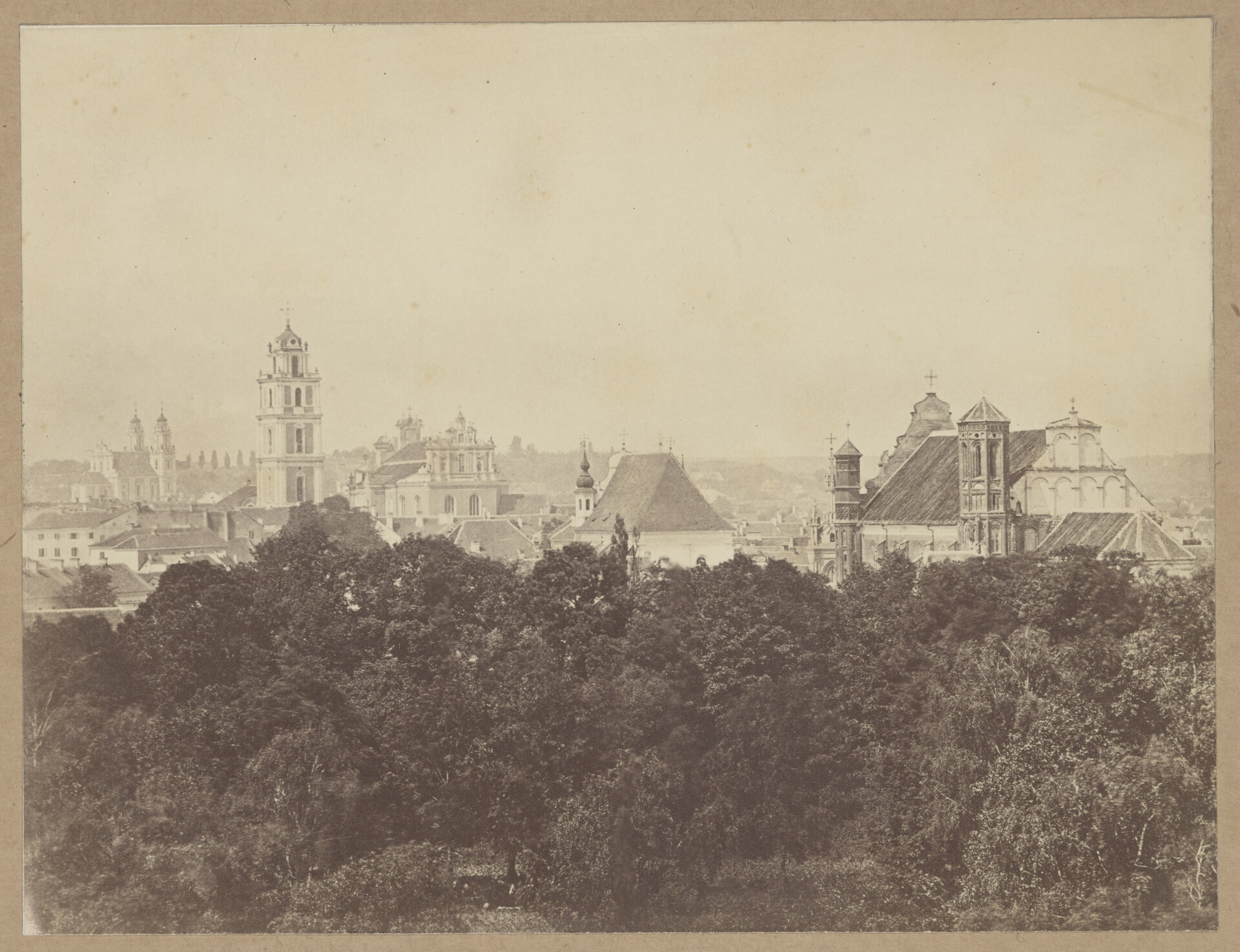 J&oacute;zef Czechowicz (1818&ndash;1888) Panorama miasta z Zarzecza. Widok przez Ogr&oacute;d Bernardyński na dzwonnicę Kościoła św. Jan&oacute;w, kościoły św. Michała i Bernardyn&oacute;w Wilno, 1873 r., odbitka na papierze albuminowym z negatywu szklanego kolodionowego Muzeum Narodowe w Warszawie