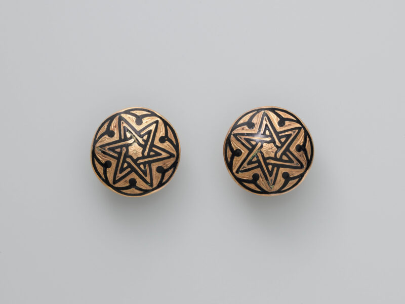 Para spinek do gorsetu męskiego, autor nieznany, Warszawa (?), złoto, emalia, jubilerstwo, emaliowanie, wys. 1 cm, szer. 1,7 cm, IV ćw. XIX w., Muzeum Narodowe w Warszawie