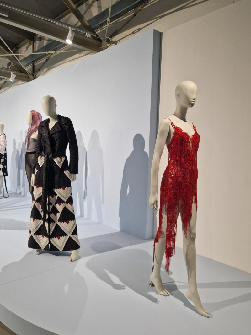 20260823_153413 Wystawa „Nowa moda polska. Kronika głębokich uczuć”