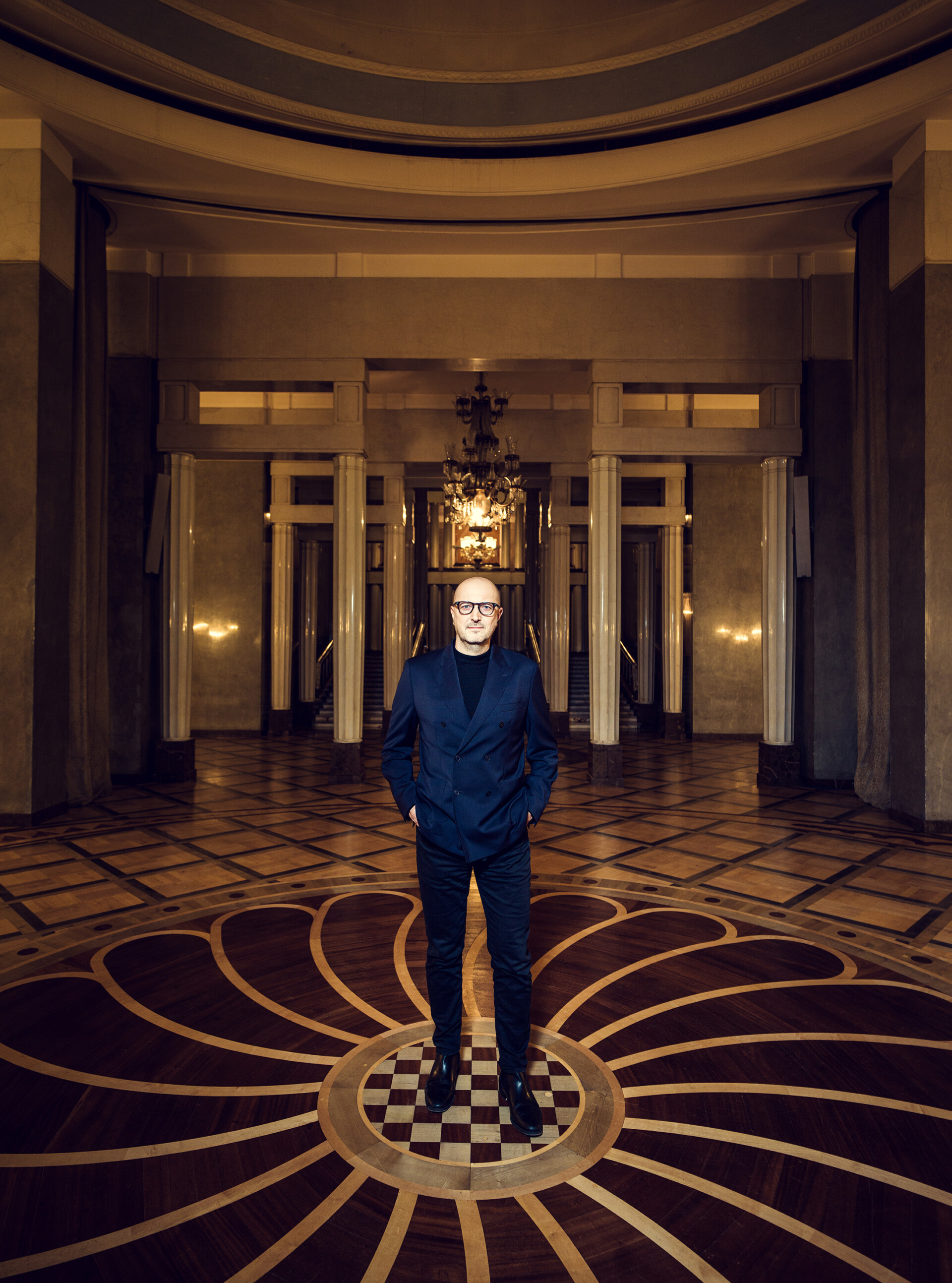 Dyrektor Teatru Wielkiego &ndash; Opery Narodowej Boris Kudlička w foyer