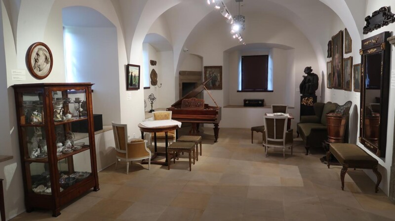 Salon Axentowicza &ndash; wystawa &bdquo;Axentowicz. Dziedzictwo artysty&rdquo; w Kasztelu w Szymbarku, Oddziale Muzeum &ndash; Dwory Karwacjan&oacute;w i Gładysz&oacute;w w Gorlicach