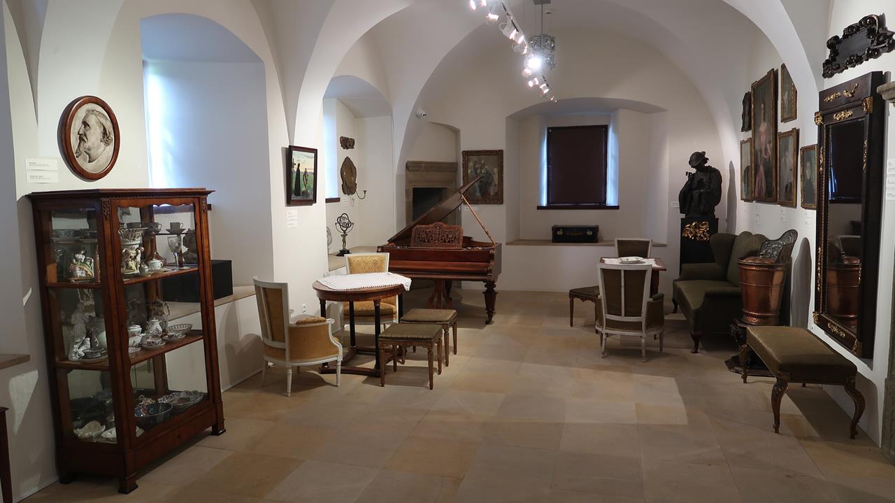Salon Axentowicza &ndash; wystawa &bdquo;Axentowicz. Dziedzictwo artysty&rdquo; w Kasztelu w Szymbarku, Oddziale Muzeum &ndash; Dwory Karwacjan&oacute;w i Gładysz&oacute;w w Gorlicach
