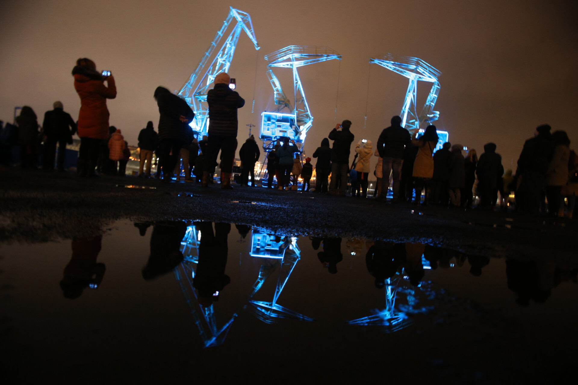 Dzwigozaury. Iluminacja zabytkowych dzwigow portowych. Szczecin, grudzień 2018 r.