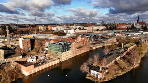 Szczecińska Wenecja. Przebudowa zabytkowego budynku przy ul. Kolumba 79/80 na siedzibe PGW Wody Polskie (z prawej Wyspa Jaskółcza). Szczecin, grudzień 2025 r.