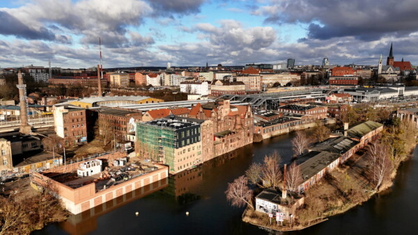 Szczecińska Wenecja. Przebudowa zabytkowego budynku przy ul. Kolumba 79/80 na siedzibe PGW Wody Polskie (z prawej Wyspa Jask&oacute;łcza). Szczecin, grudzień 2025 r.
