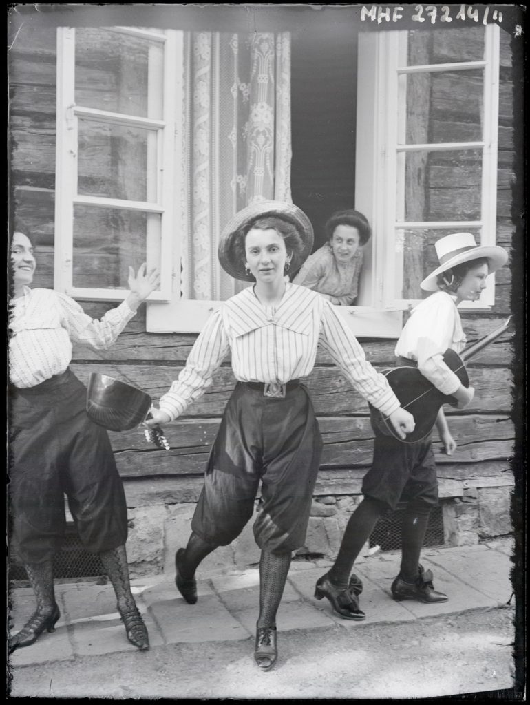 Wiktoria, Klementyna i Maria Zubrzyckie w inscenizowanej scenie zabawy z instrumentami muzycznymi. Limanowa, lipiec 1911 r. (ze zbior&oacute;w MuFo)