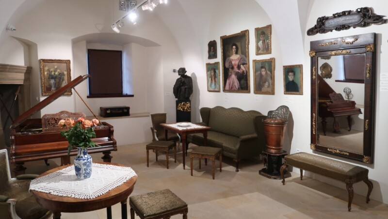 Salon Axentowicza &ndash; wystawa &bdquo;Axentowicz. Dziedzictwo artysty&rdquo; w Kasztelu w Szymbarku, Oddziale Muzeum &ndash; Dwory Karwacjan&oacute;w i Gładysz&oacute;w w Gorlicach