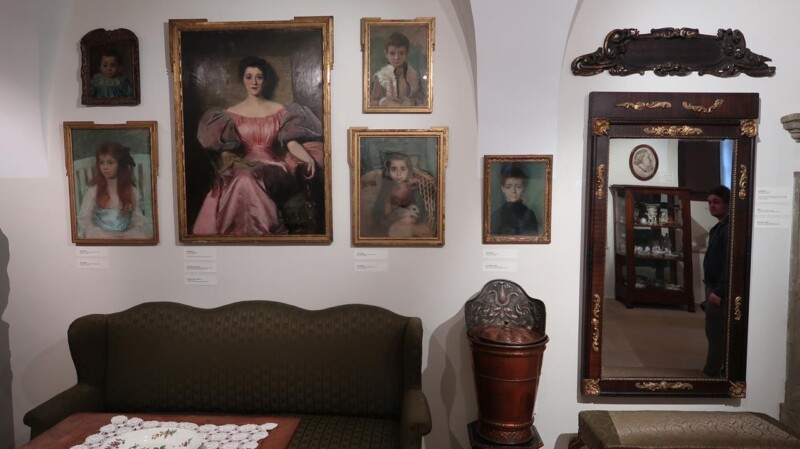 Salon Axentowicza &ndash; wystawa &bdquo;Axentowicz. Dziedzictwo artysty&rdquo; w Kasztelu w Szymbarku, Oddziale Muzeum &ndash; Dwory Karwacjan&oacute;w i Gładysz&oacute;w w Gorlicach