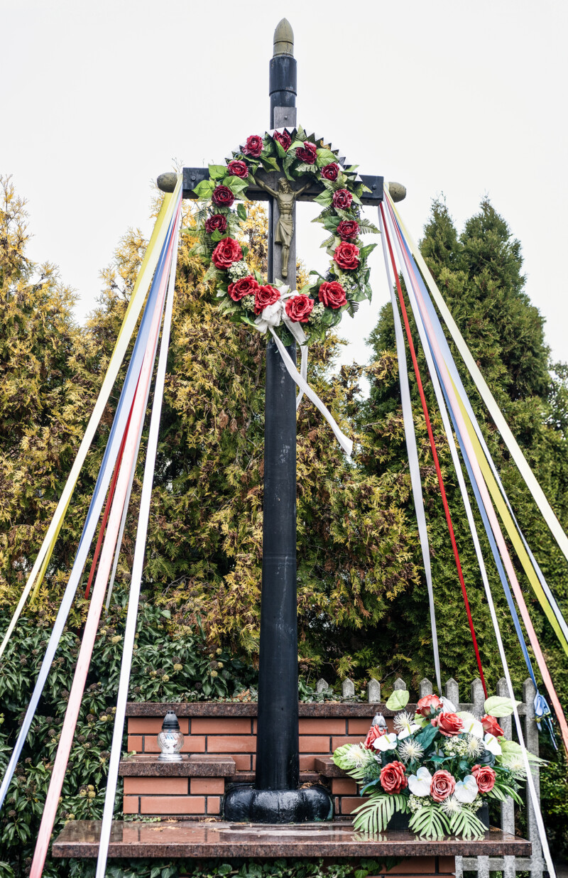 05-02-gm-DSC03485_zmniejsz Krzyż wykonany z lufy od radzieckiego czołgu T-34/85. Zwieńczenie stanowi pocisk przeciwpancerny włożony w lufę, ramiona zwieńczone skorupami po pociskach moździerzowych. Lisów, ul. Spacerowa, listopad 2025 r.