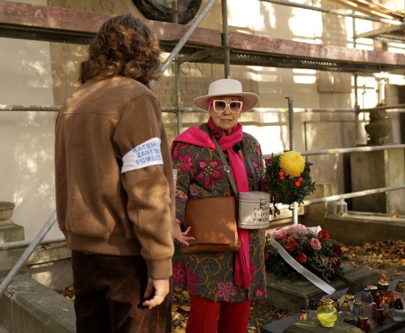 Dzieñ Wszystkich wiêtych na Starych Pow¹zkach Kwesta na Starych Powązkach, Aktorka Emilia Krakowska. Warszawa, 2013 r.