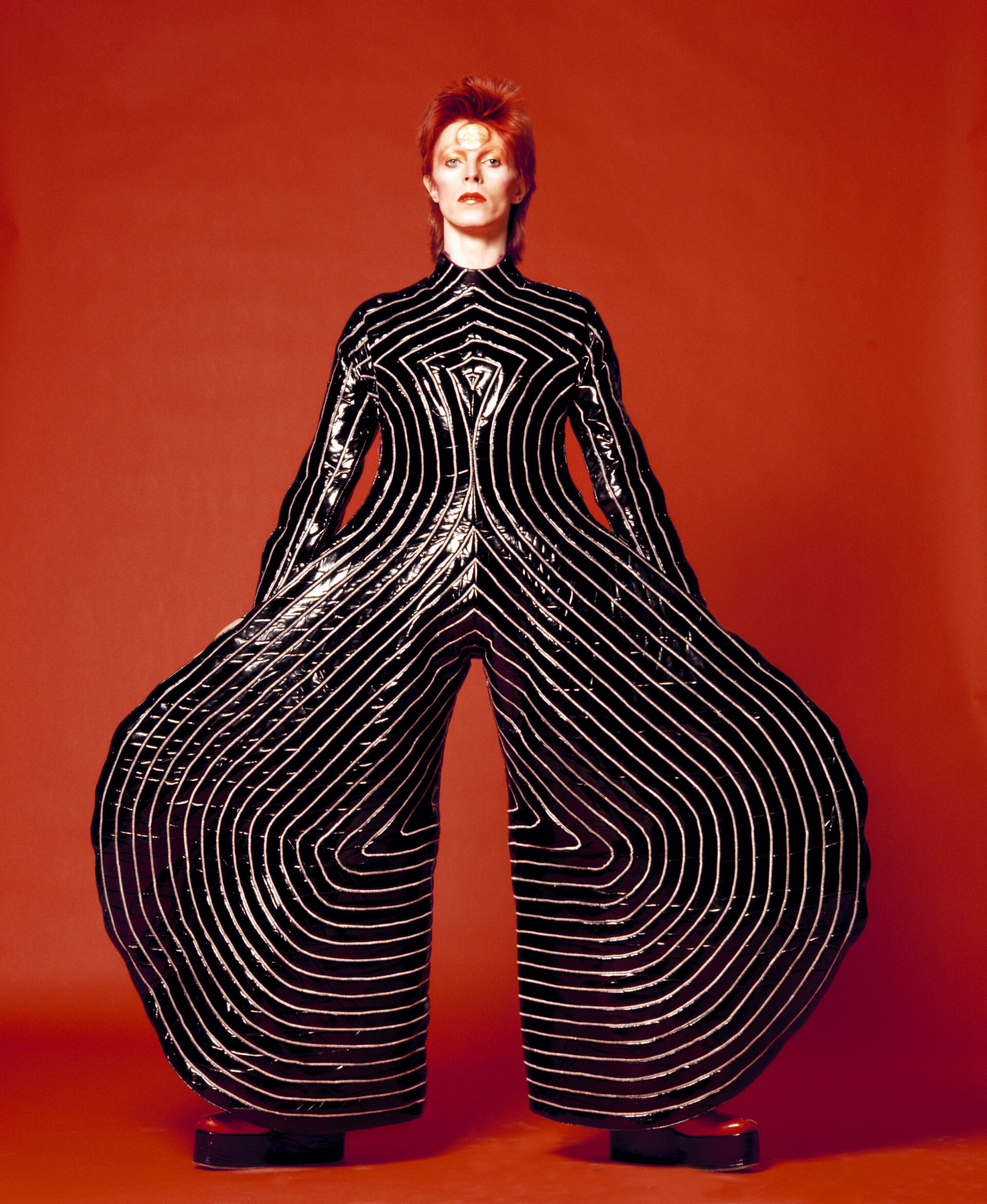 David Bowie jako Ziggy Stardust - w kombinezonie projektu Kansai Yamamoto, 1973 r. Fot. Masayoshi Sukita