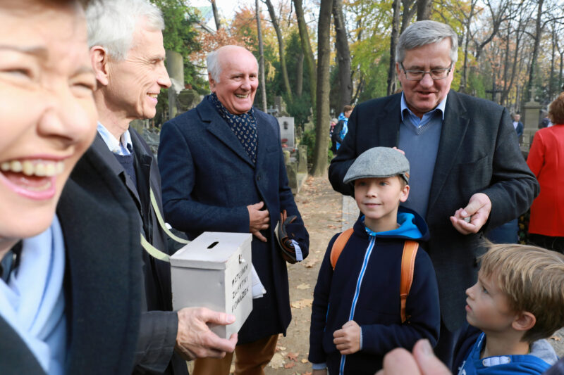 Dzien Wszystkich Swietych na Starych Powazkach w Warszawie Kwesta na Starych Powązkach, Hanna Gronkiewicz-Waltz, Marcin Święcicki i Bronisłąw Komorowski. Warszawa, 2018 r.