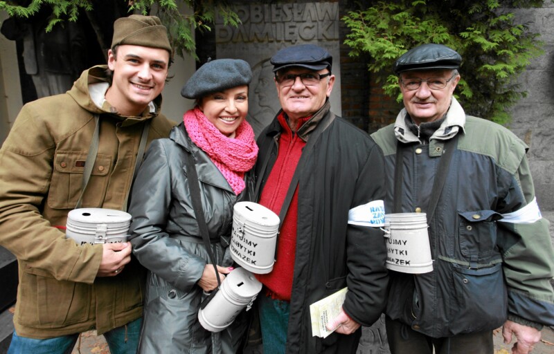 SK111101_037 Kwesta na Starych Powązkach, Aktorzy Mateusz, Maciej i Damian Damięccy oraz śopiewaczka Grażyna Brodzińska. Warszawa, 2011 r.